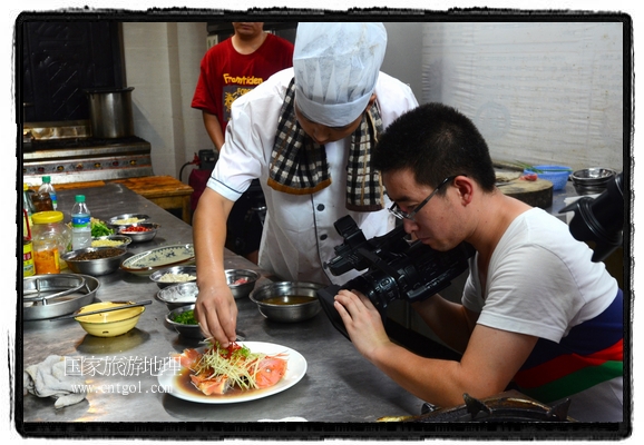 此次攝制組通過拍攝婺源代表名菜糊豆腐、粉蒸肉、荷包紅魚、賽鵝頸及地方小吃清明果、灰汁果、糯米子糕等來詮釋婺源美食經(jīng)典，展示婺源食文化，打造獨(dú)屬婺源的美食符號。