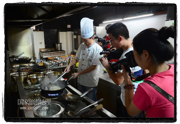 此次攝制組通過拍攝婺源代表名菜糊豆腐、粉蒸肉、荷包紅魚、賽鵝頸及地方小吃清明果、灰汁果、糯米子糕等來詮釋婺源美食經(jīng)典，展示婺源食文化，打造獨(dú)屬婺源的美食符號。