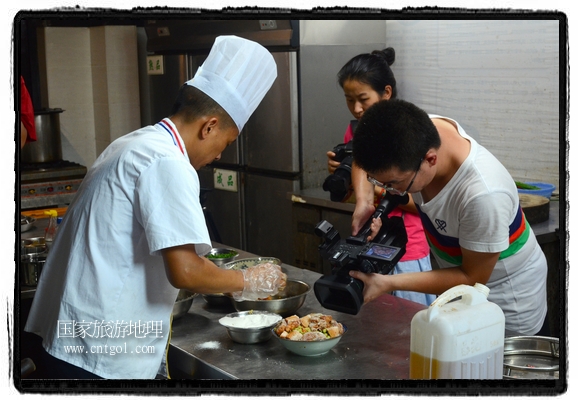此次攝制組通過拍攝婺源代表名菜糊豆腐、粉蒸肉、荷包紅魚、賽鵝頸及地方小吃清明果、灰汁果、糯米子糕等來詮釋婺源美食經(jīng)典，展示婺源食文化，打造獨(dú)屬婺源的美食符號。