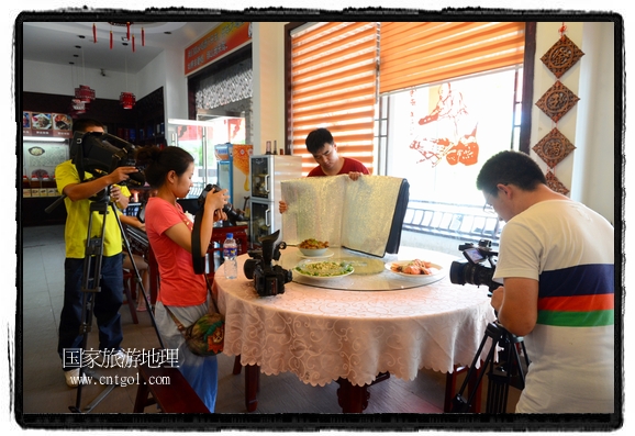 此次攝制組通過拍攝婺源代表名菜糊豆腐、粉蒸肉、荷包紅魚、賽鵝頸及地方小吃清明果、灰汁果、糯米子糕等來詮釋婺源美食經(jīng)典，展示婺源食文化，打造獨(dú)屬婺源的美食符號。