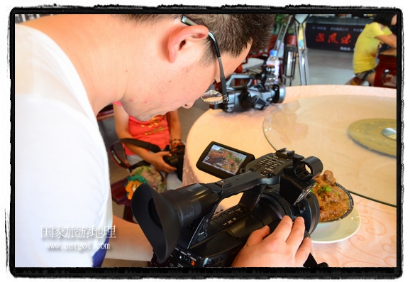 此次攝制組通過拍攝婺源代表名菜糊豆腐、粉蒸肉、荷包紅魚、賽鵝頸及地方小吃清明果、灰汁果、糯米子糕等來詮釋婺源美食經(jīng)典，展示婺源食文化，打造獨(dú)屬婺源的美食符號。