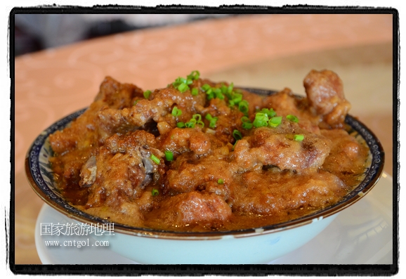 此次攝制組通過拍攝婺源代表名菜糊豆腐、粉蒸肉、荷包紅魚、賽鵝頸及地方小吃清明果、灰汁果、糯米子糕等來詮釋婺源美食經(jīng)典，展示婺源食文化，打造獨(dú)屬婺源的美食符號。