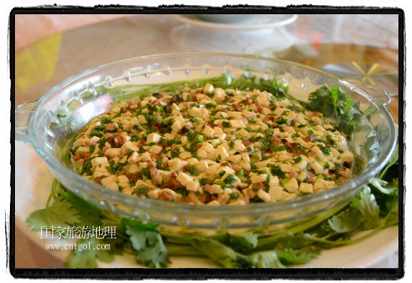 此次攝制組通過拍攝婺源代表名菜糊豆腐、粉蒸肉、荷包紅魚、賽鵝頸及地方小吃清明果、灰汁果、糯米子糕等來詮釋婺源美食經(jīng)典，展示婺源食文化，打造獨(dú)屬婺源的美食符號。