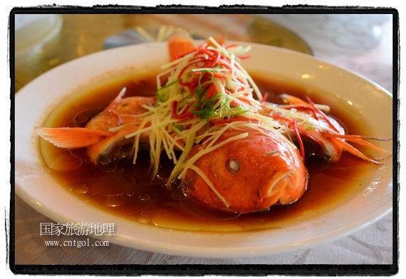 此次攝制組通過拍攝婺源代表名菜糊豆腐、粉蒸肉、荷包紅魚、賽鵝頸及地方小吃清明果、灰汁果、糯米子糕等來詮釋婺源美食經(jīng)典，展示婺源食文化，打造獨(dú)屬婺源的美食符號。