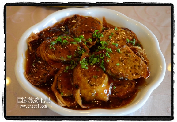 此次攝制組通過拍攝婺源代表名菜糊豆腐、粉蒸肉、荷包紅魚、賽鵝頸及地方小吃清明果、灰汁果、糯米子糕等來詮釋婺源美食經(jīng)典，展示婺源食文化，打造獨(dú)屬婺源的美食符號。