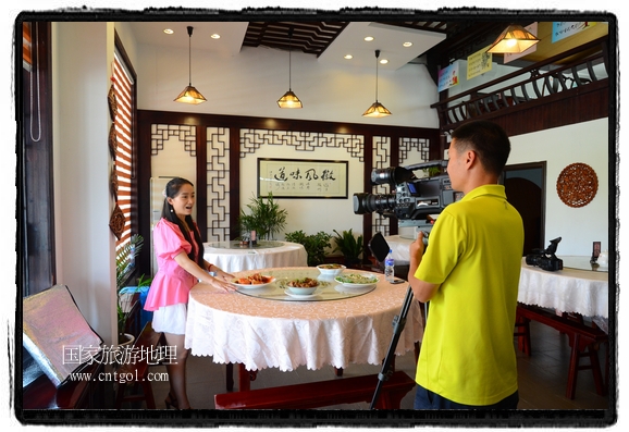 此次攝制組通過拍攝婺源代表名菜糊豆腐、粉蒸肉、荷包紅魚、賽鵝頸及地方小吃清明果、灰汁果、糯米子糕等來詮釋婺源美食經(jīng)典，展示婺源食文化，打造獨(dú)屬婺源的美食符號。