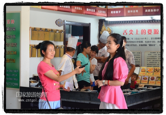 此次攝制組通過拍攝婺源代表名菜糊豆腐、粉蒸肉、荷包紅魚、賽鵝頸及地方小吃清明果、灰汁果、糯米子糕等來詮釋婺源美食經(jīng)典，展示婺源食文化，打造獨(dú)屬婺源的美食符號。