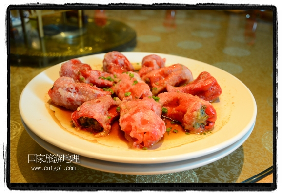 此次攝制組通過拍攝婺源代表名菜糊豆腐、粉蒸肉、荷包紅魚、賽鵝頸及地方小吃清明果、灰汁果、糯米子糕等來詮釋婺源美食經(jīng)典，展示婺源食文化，打造獨(dú)屬婺源的美食符號。