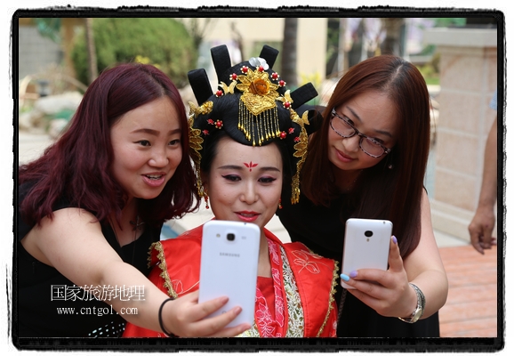 6月19日，端午節(jié)的前一天，甘肅平?jīng)鍪嗅轻紖^(qū)南山公園澳廈麗灣小區(qū)“邀請(qǐng)”唐朝被譽(yù)為四大美女之一的“楊貴妃”前來(lái)與市民見(jiàn)面，共度“端午佳節(jié)”。期間，“貴妃娘娘”由一名解說(shuō)人員做向?qū)?，與小區(qū)居民一同游玩、賞景、互敬酒水、合影留念，并現(xiàn)場(chǎng)贈(zèng)送大人小孩粽子、香包和糖果。