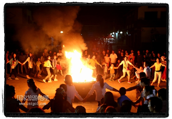甘肅平?jīng)鍪嗅轻脊沛?zhèn)舉辦了篝火晚會，1000余名市民參與其中，大家載歌載舞，在歡快熱鬧的氣氛中為每一位父親送祝福。父親節(jié)（Father's Day），顧名思義是感恩父親的節(jié)日。約始于二十世紀初，起源于美國，現(xiàn)已廣泛流傳于世界各地，節(jié)日日期因地域而存在差異。