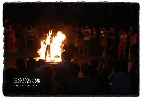 甘肅平?jīng)鍪嗅轻脊沛?zhèn)舉辦了篝火晚會，1000余名市民參與其中，大家載歌載舞，在歡快熱鬧的氣氛中為每一位父親送祝福。父親節(jié)（Father's Day），顧名思義是感恩父親的節(jié)日。約始于二十世紀初，起源于美國，現(xiàn)已廣泛流傳于世界各地，節(jié)日日期因地域而存在差異。