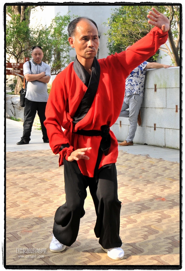 6月20日，小朋友們和中國武術(shù)愛好者們在江西省婺源縣熹園景區(qū)表演中國傳統(tǒng)的中國武術(shù)功夫，吸引許多游人前來駐足觀看。當日是中國傳統(tǒng)的端午節(jié)，江西省婺源縣的中國武術(shù)愛好者們通過表演中國武術(shù)功夫，打太極，表演了少林棍、硬氣功、自選拳等少林寺功夫，讓孩子們從小學習中國武術(shù)，傳承中國武德，感受先人過端午的氛圍。