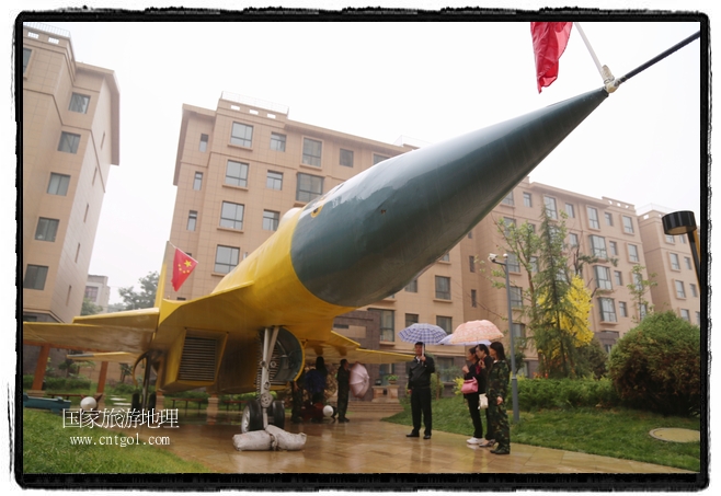 小區(qū)突然出現(xiàn)“飛機(jī)坦克”，其中殲15艦載戰(zhàn)斗機(jī)一架、99式主戰(zhàn)坦克一輛、武直-10武裝直升機(jī)一架，吸引了眾多市民雨中圍觀、合影。