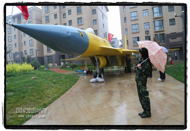 小區(qū)突然出現(xiàn)“飛機(jī)坦克”，其中殲15艦載戰(zhàn)斗機(jī)一架、99式主戰(zhàn)坦克一輛、武直-10武裝直升機(jī)一架，吸引了眾多市民雨中圍觀、合影。
