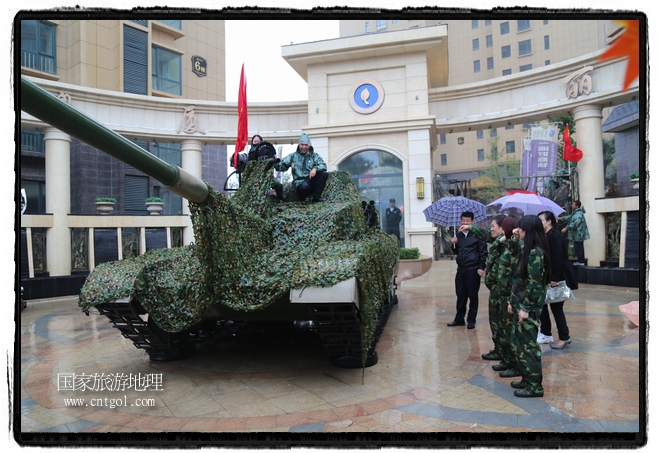 小區(qū)突然出現(xiàn)“飛機(jī)坦克”，其中殲15艦載戰(zhàn)斗機(jī)一架、99式主戰(zhàn)坦克一輛、武直-10武裝直升機(jī)一架，吸引了眾多市民雨中圍觀、合影。