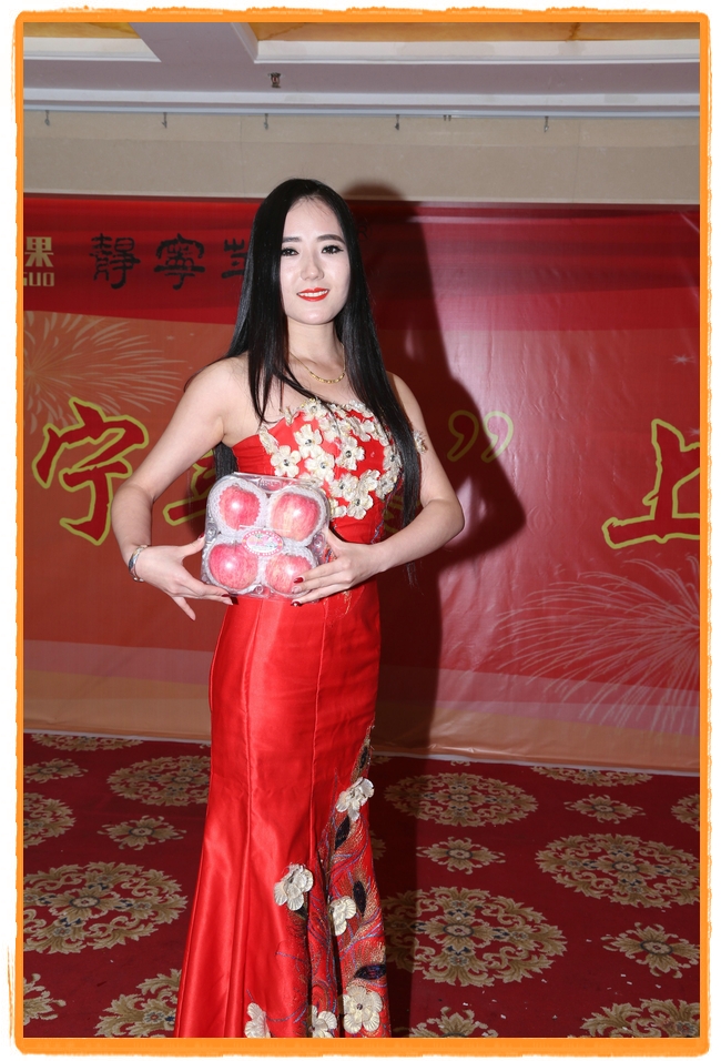 甘肅平?jīng)觯好铨g妹子表演T臺秀 不秀身材秀“金果”(圖)