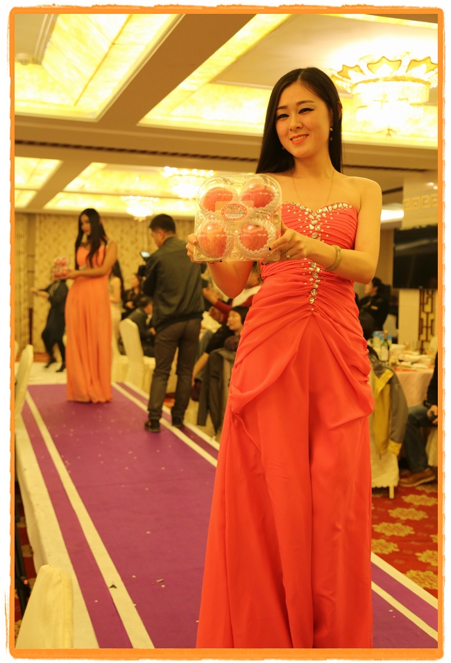 甘肅平?jīng)觯好铨g妹子表演T臺秀 不秀身材秀“金果”(圖)