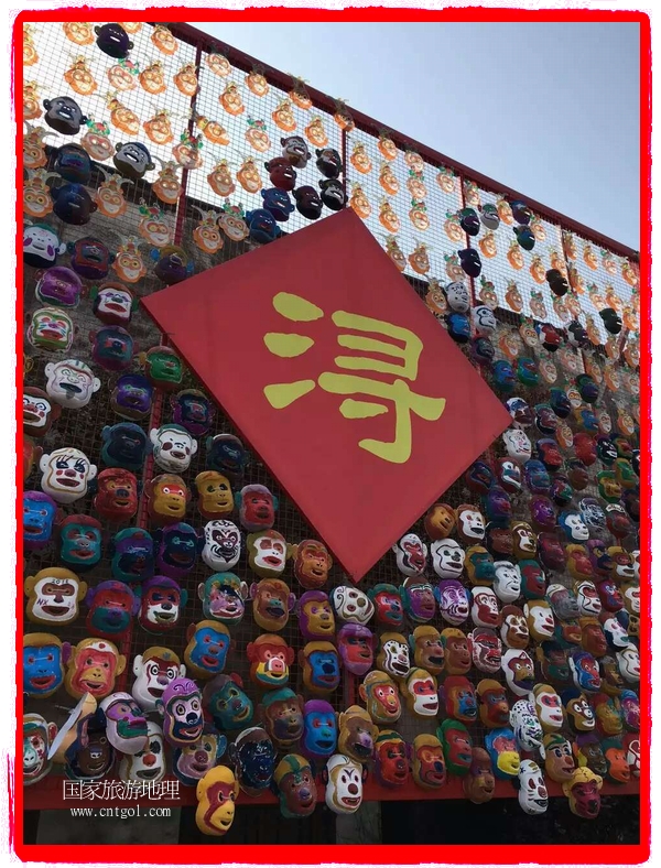 中國規(guī)模最大的猴面具彩繪在南潯古鎮(zhèn)展示。猴子真是今年最紅的動物。 