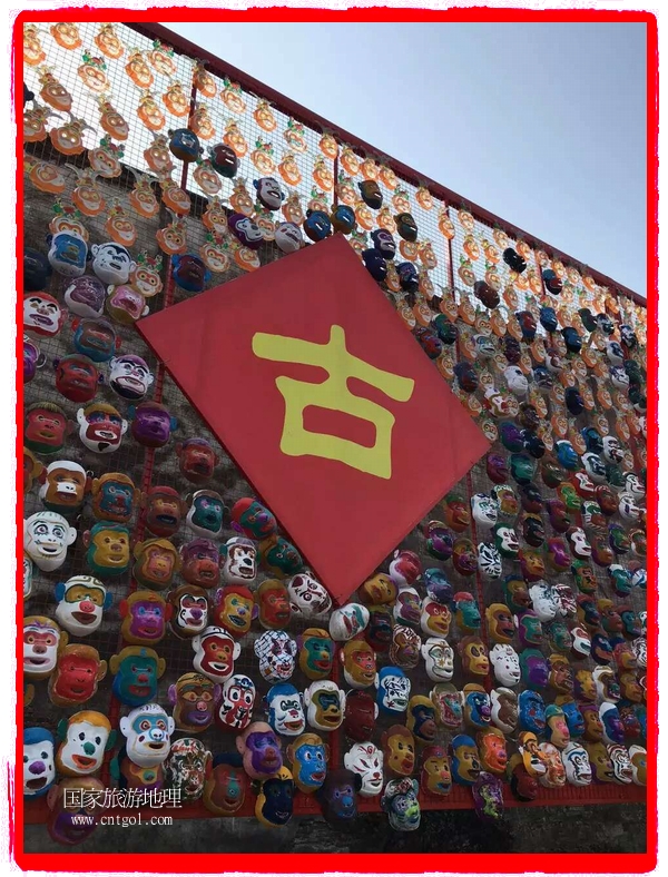 中國規(guī)模最大的猴面具彩繪在南潯古鎮(zhèn)展示。猴子真是今年最紅的動物。 