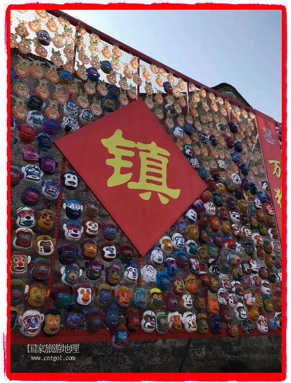 中國規(guī)模最大的猴面具彩繪在南潯古鎮(zhèn)展示。猴子真是今年最紅的動物。 