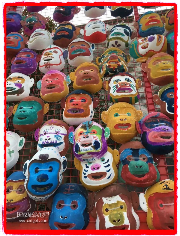 中國規(guī)模最大的猴面具彩繪在南潯古鎮(zhèn)展示。猴子真是今年最紅的動物。 