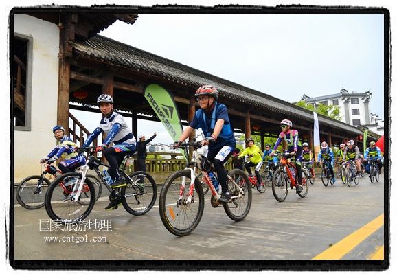 來自江西、安徽、浙江、福建等省市近千名選手參加了比賽，婺源賽道沿途的秀美風光和徽派古村落，給參賽選手留下美好的印象。