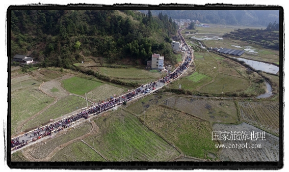 1700桌合攏宴，總長(zhǎng)3.7公里，10380人同桌就餐，創(chuàng)歷史之最