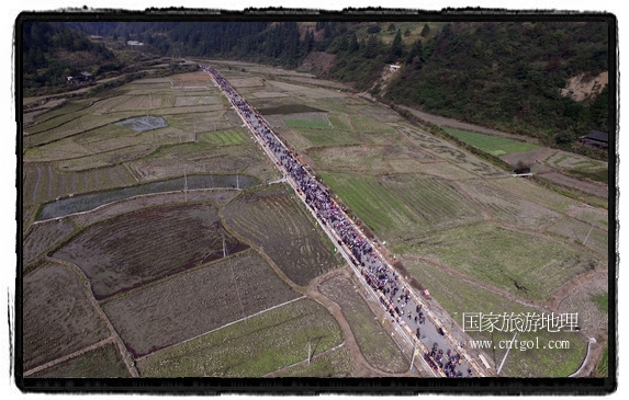 1700桌合攏宴，總長(zhǎng)3.7公里，10380人同桌就餐，創(chuàng)歷史之最