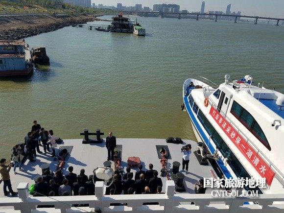 江西開(kāi)展呵護(hù)一湖清水，嚴(yán)厲打擊非法采砂行動(dòng)（圖）